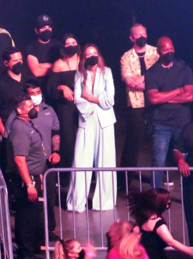 olivia at harry's concert