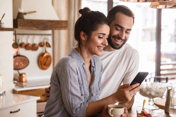 couple using cell phone
