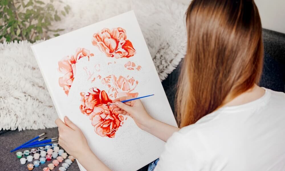 woman draw pictures