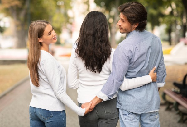 Is He Into His Friend or Not? 5 Signs Your Boyfriend Likes His Female