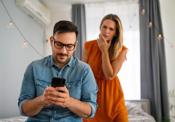 Boyfriend Is Cheating on You Through Text