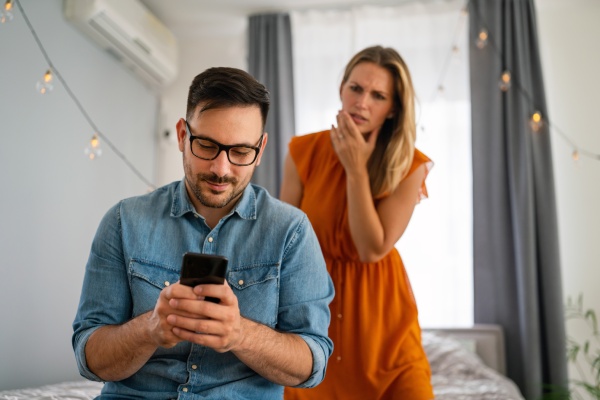 Boyfriend Is Cheating on You Through Text