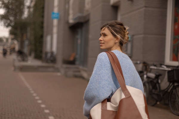 how custom shoulder bags create brand loyalty